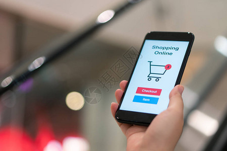 在线购物与智能手机和购物袋送货服务使用作为背景购物概念和送货服务概念图片