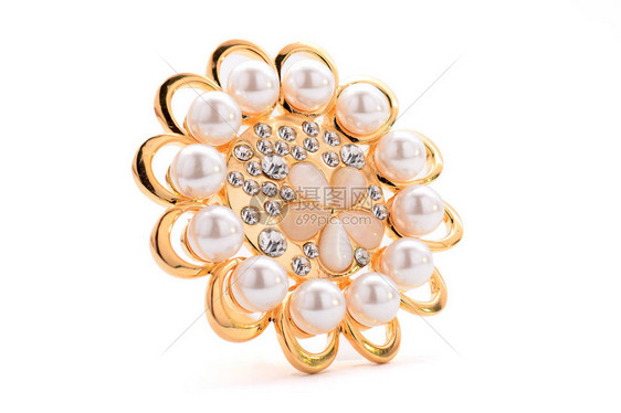 白色背景上镶有珍珠的金胸针图片