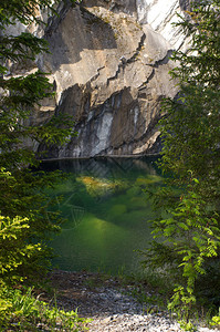 大理石采场中的湖图片