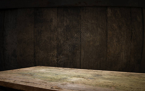 桶背景和破旧的木头桌子图片