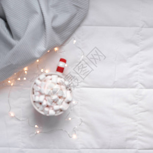 新年或圣诞节公寓的顶视图是热可咖啡巧克力和棉花糖杯圣诞假期庆祝活动图片