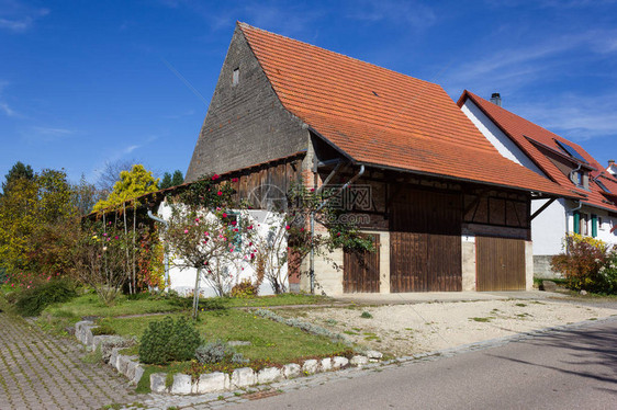 在印度夏季月的奥克托伯october小屋建筑中图片