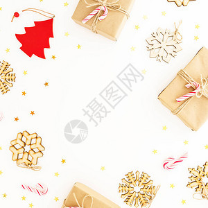 白色背景的圣诞礼物装饰品和糖果甘蔗图片