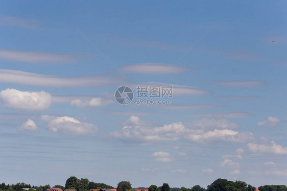 夏季的云团和卷云在德国农村有蓝天空和图片