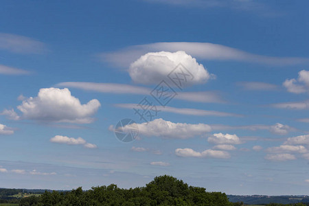 夏季的云团和卷云在德国农村有蓝天空和图片