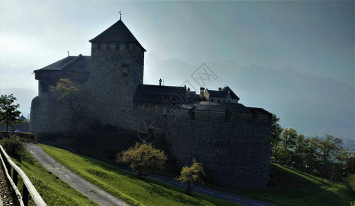 瓦杜兹城堡的荒凉景色图片