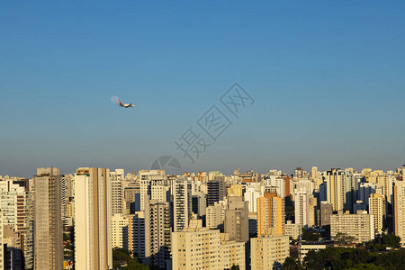 城市飞机和月亮的美丽景色在阳光明媚的一天图片