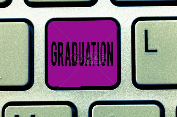 显示毕业的书写笔记展示接收或授予学位文凭证图片