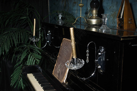 复古风格的豪华内饰与旧钢琴图片