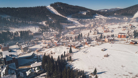 山的鸟瞰图喀尔巴阡山脉布科维尔村庄冬天雪图片