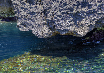 莱奥卡海一个海洞穴的落岩悬崖背景图片