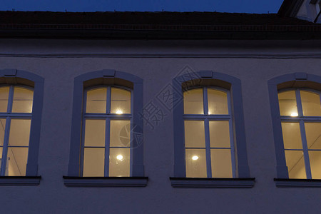 蓝色时钟的窗台在南德州历史上浪漫城市春夜中的图片