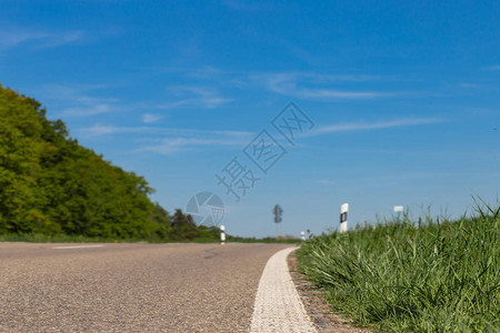 德国南部阳光蓝天假期的春天风景中的道路图片