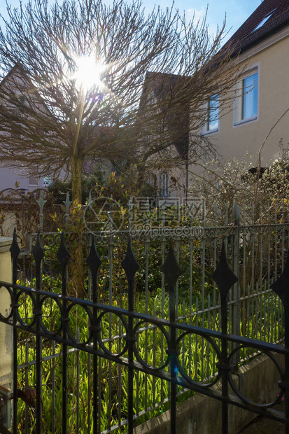 春东方的花园围栏在古城南部的南德区阳光照图片
