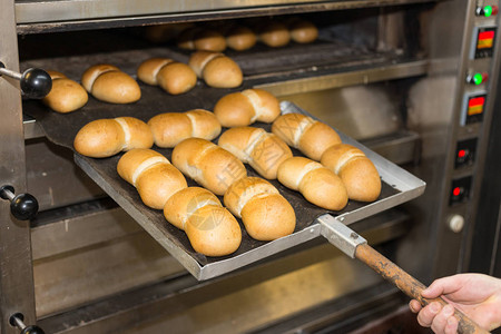 在德国南部的一家面包店用金棕色美味的烤箱图片