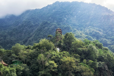 塔和周边山丘的Taroko图片