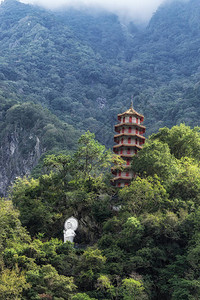 塔和周边山丘的Taroko图片