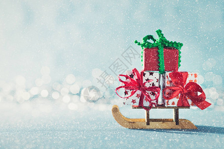 圣诞老人雪橇上的华丽圣诞礼物微型圣诞冬季仙境带有复制空图片