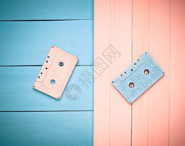 蓝色粉红色木制壁画背景的两盒录音带图片