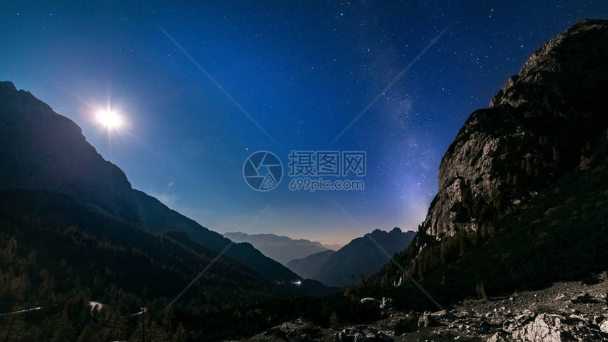 星和银河与月光在山夜景观夜全景夜景图片