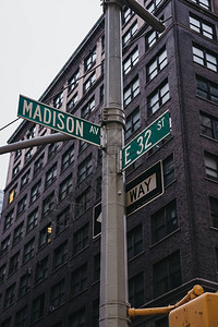 美国纽约曼哈顿莱克星顿大道和东街30号路口的灯塔上的街图片