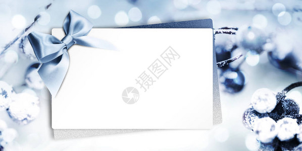 在模糊的蓝色圣诞节背景白色复制空间上的蓝丝带首图片