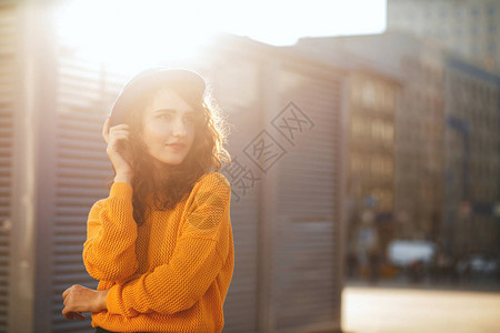 身穿时髦服装在阳光中装扮的光辉褐色女图片