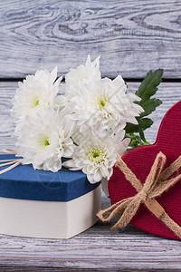 情人节假期背景与鲜花和礼物心形情人节礼品盒与木制背景图片
