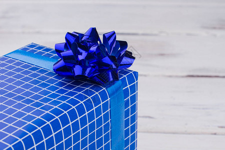 有蓝色闪亮蝴蝶结的礼品盒深蓝色的礼物蝴蝶结饰有光面蝴蝶图片