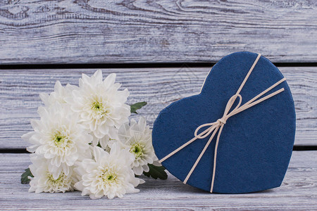 白花和蓝心形盒情人节快乐卡片图片