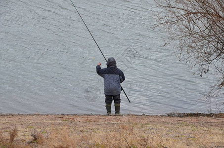 有钓鱼竿的渔夫图片