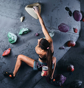 在室内墙上训练一名职业运动登山女运图片