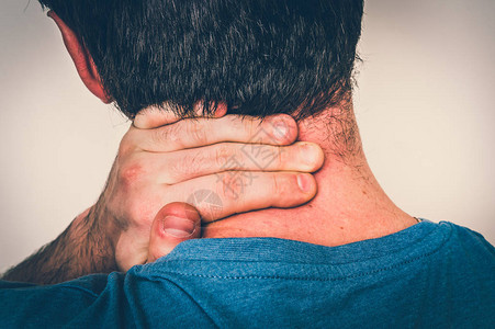肌肉受伤的男子颈部疼痛身体疼痛概图片