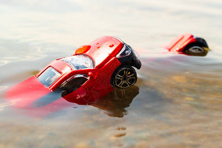 两辆红车从水中冲出鼻子阳光日的黄水被淹死的汽车在图片
