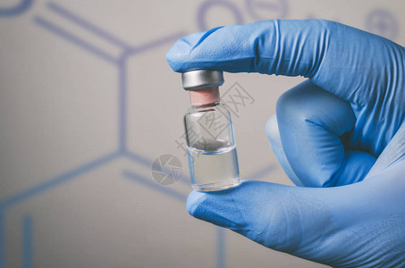 医生手中注射用药瓶在实验室医院或药房用于治疗流感的科学设备液图片