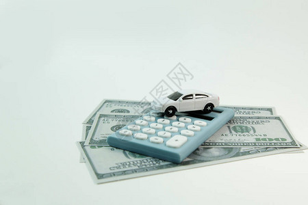 信用支付白色汽车玩具和蓝色计算背景