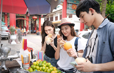 一群年轻旅游青年在泰国Chipa镇Hangkok的街道上图片