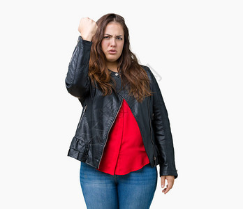 身穿时尚皮夹克身穿时尚皮夹克的漂亮大号年轻女子愤怒而疯狂地举起拳头图片