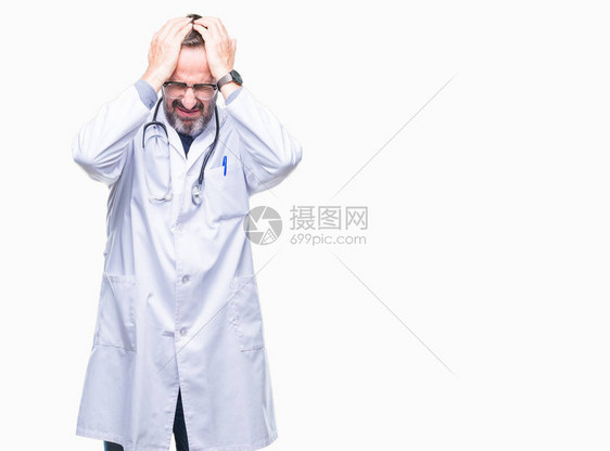 身穿医疗制服的中年老白发医生因疼痛和偏头痛而头痛绝望和压力大图片