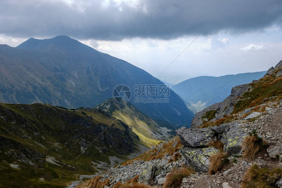 斯洛伐克塔特拉山脉Banikov山峰顶端的山丘全景图片