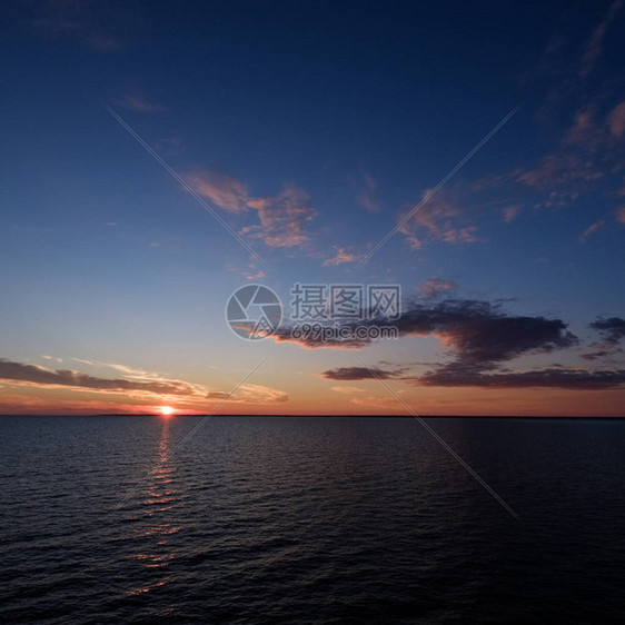 海中多彩的日出渡轮风景夏图片