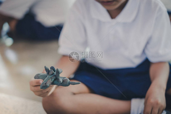 孩子们在学校的想象力上和多彩的模范图片