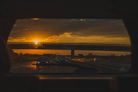 从高速公路日落时的后车窗图片