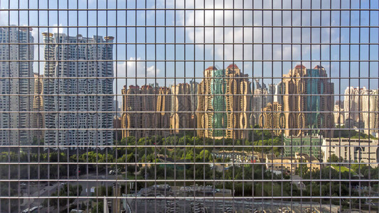 玻璃面和现代城市天空线的反射天空线在幕图片