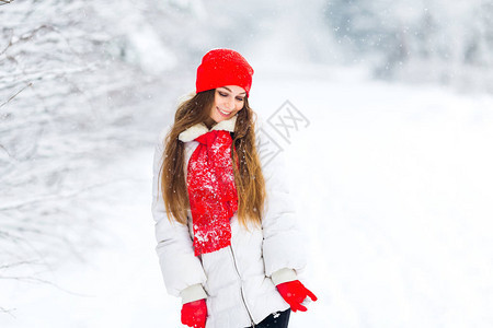 穿着冬衣的女孩闭上眼睛在雪地公园为一名图片