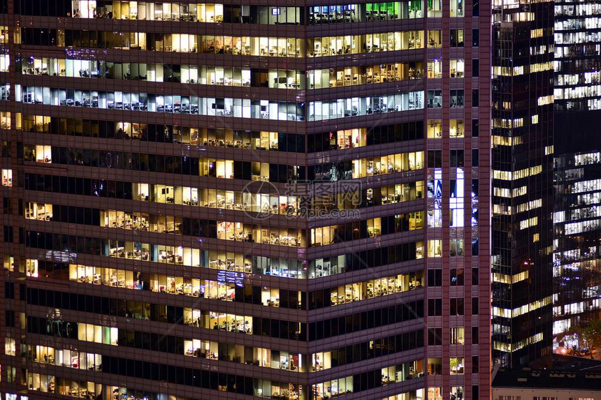 办公室大楼晚上办公深夜工作玻璃窗高清图片下载-正版图片505572123-摄图网