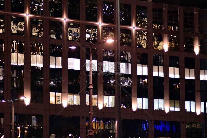 办公室大楼晚上办公深夜工作玻璃窗高清图片下载-正版图片505572132-摄图网