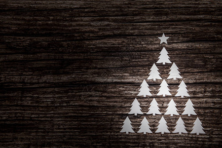 圣诞贺卡木制背景上的三棵装饰冷杉图片