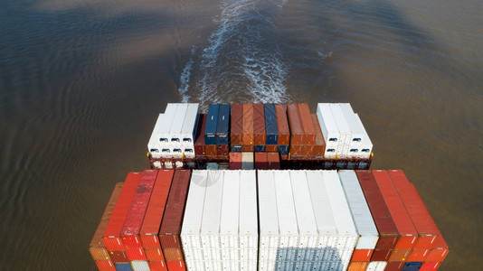 集装箱货船在公海进出口业务物流和国际运输中的空中顶图片