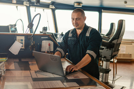 海洋航行官员或技术员正在海上使用笔记本图片